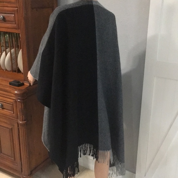 Charter club lightweight soft Cape/shrug Sweater. - Picture 3 of 4